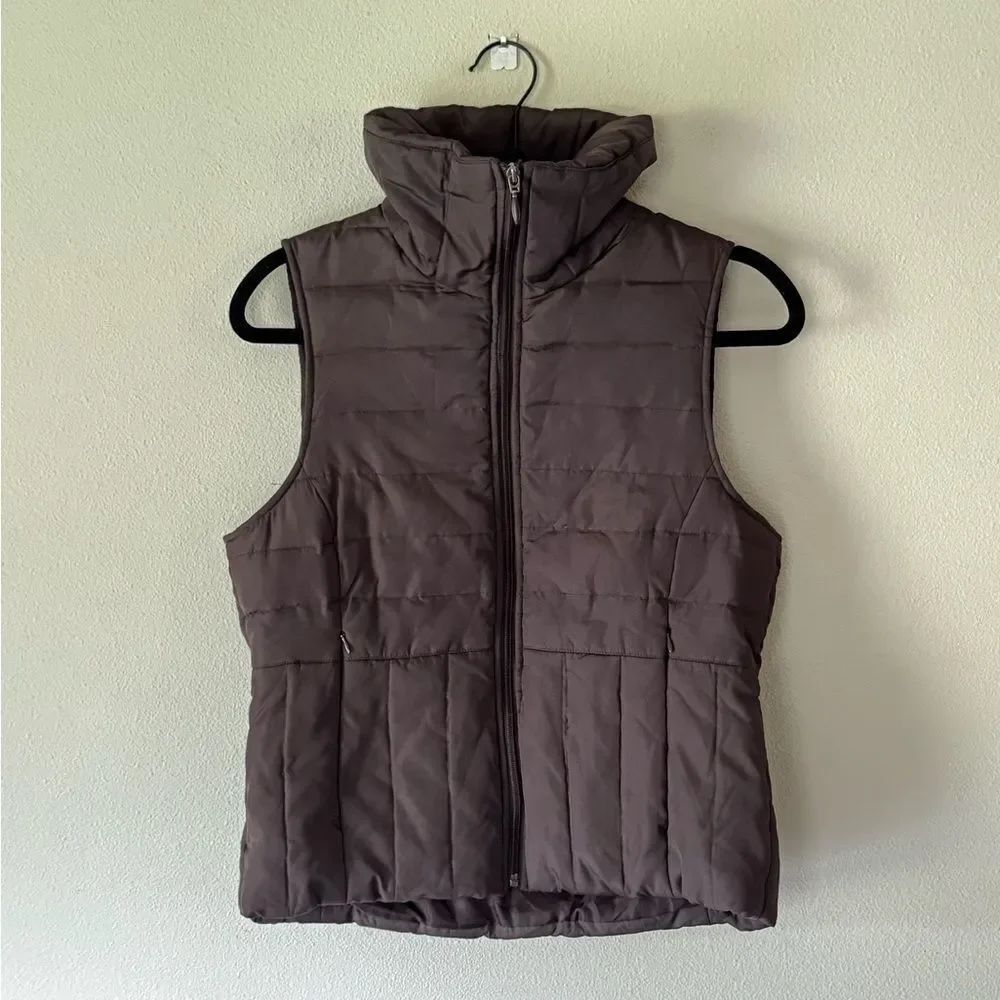 NWOT!! Kenneth Cole Reaction Dark Brown, Women’s Puffer Vest. Size Medium.